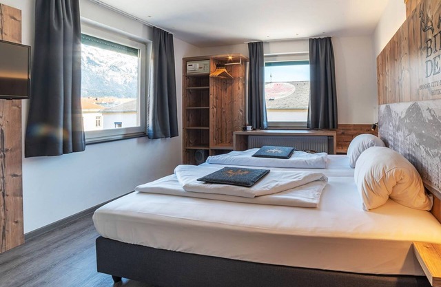 Vierbettzimmer mit Dusche, WC - BinderS Budget City-Mountain Hotel