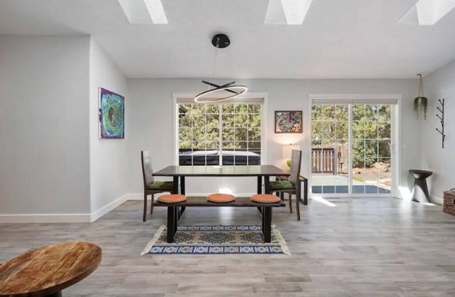 Quail Park Haven in NW! King Beds & Hot Tub