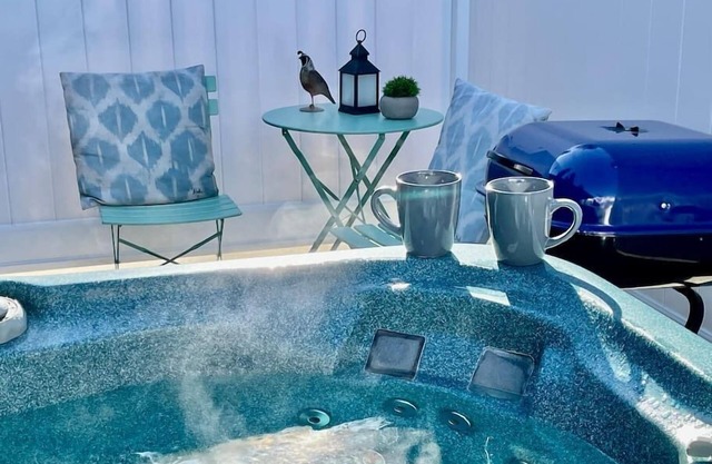 Quail Suite/HOT TUB/BBQ/Sleeps 2