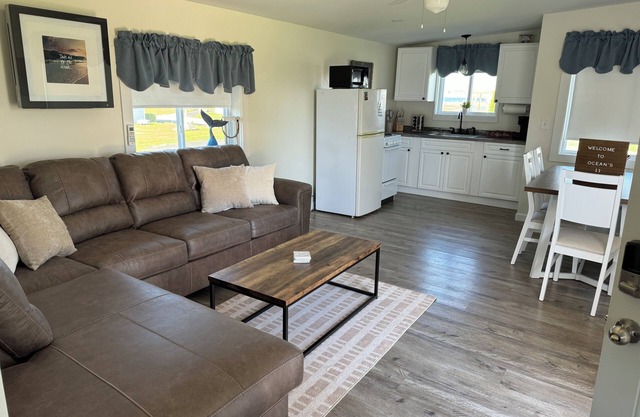 Quaint 1 Bed 1 bath private beach home. Long term renters welcome for winter!