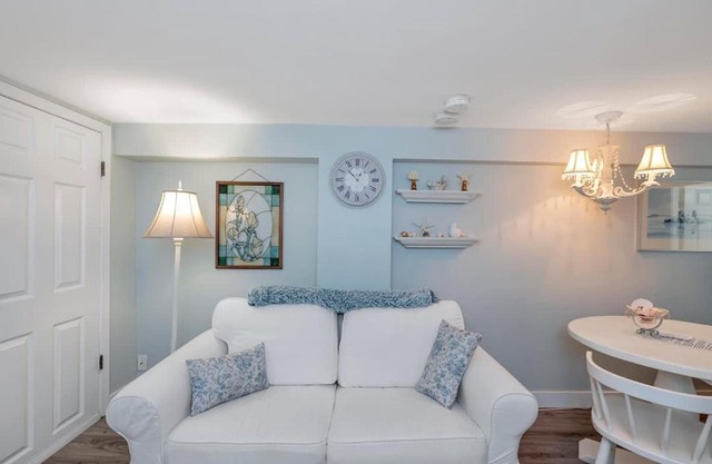 Quaint 1 bedroom lower suite in Victoria, BC