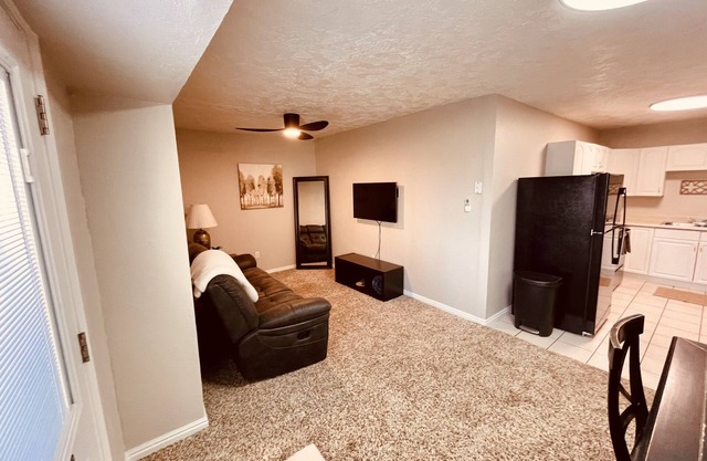 Quaint 100-Year-Old Historic Building Apt#3: Cozy Stay!