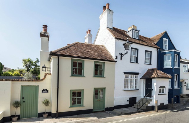Quaint 18th Century Fishermans Cottage in Lymington