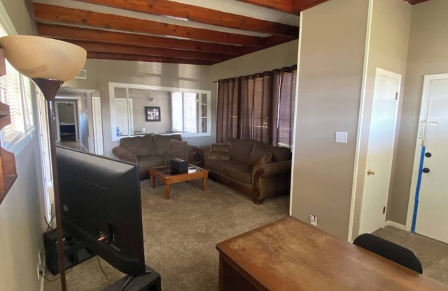 Quaint 2/1 Cottage. Has full Kitchen, Washer/Dryer, WiFi & BBQ Grill