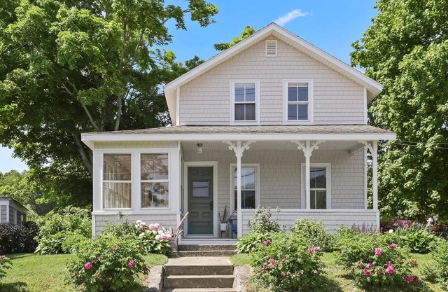 Quaint 2 Bedroom 1900s Cottage with Water Views of Wequetequock Cove