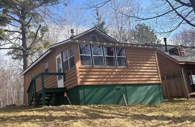 Quaint 2 bedroom cabin on quiet Moose Lake.