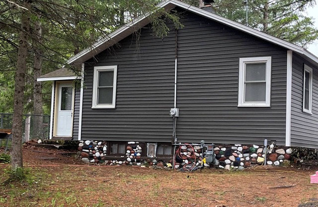 Quaint 2 bedroom cabin overlooking Brandy Lake in beautiful Minocqua/Woodruff.