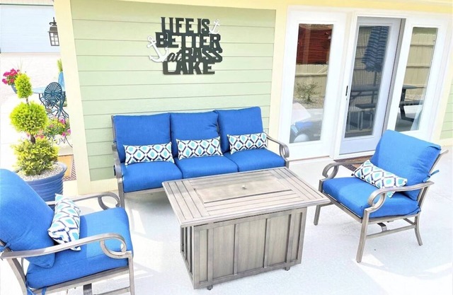 Quaint 2 bedroom cottage at Bass Lake-paddle boards, kayaks, private ramp, bikes