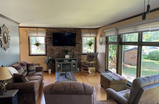Quaint 2-bedroom House on Lily Pond w/Access to Lake St Catherine. Heat/AC/Wifi