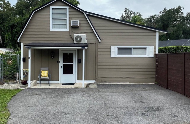 Quaint 2-bedroom house with AC in charming Sanford