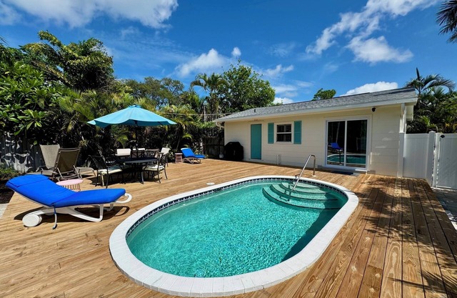 Quaint 2BR Beach Cottage – Heated Pool & Patio