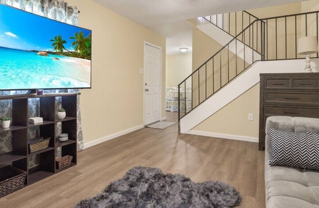 Quaint 2BR Duplex Close to Downtown