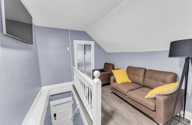 Quaint 2BR in Historical Little Italy