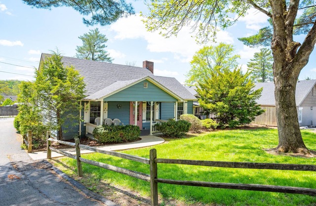 Quaint 3 Bedroom cottage in Nashville shopping and dining! Pet friendly!