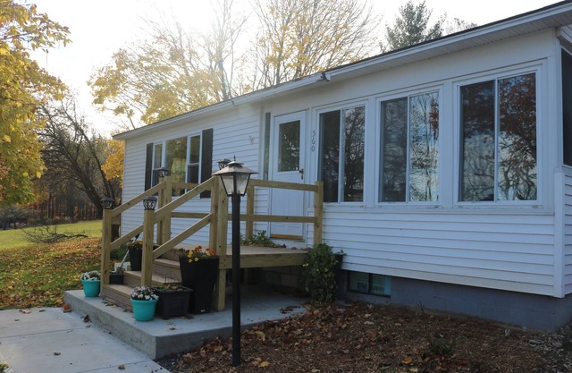Quaint 3-bedroom Lakefront home with WiFi in North Hero