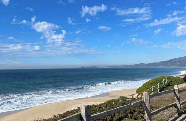 Quaint 3-bedroom house fenced yard firepit, WiFi HalfMoonBay 3 blocks from beach