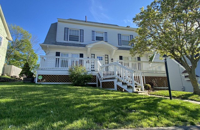 Quaint 4 bdr Cape Cod, sleeps 8-10. 4 min to USCGA, Con college & downtown