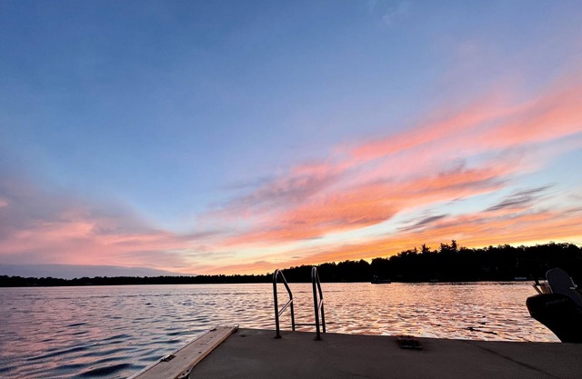 Quaint 4 bedroom 2 bathroom cottage on the lake