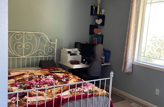 Quaint 4-bedroom house with WiFi in Redmond