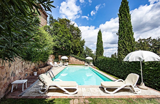 Malerisch und schöne Wohnung mit Garten, Pool und Parkplatz.