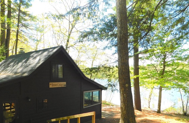 Quaint and cozy Maine cottage on quiet Hogan Pond with large sandy beach!
