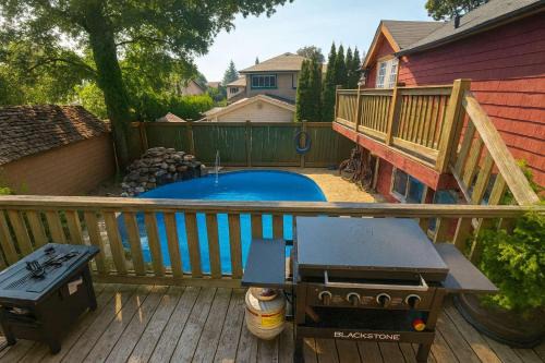 Quaint Attic Suite w Pool & Deck Access