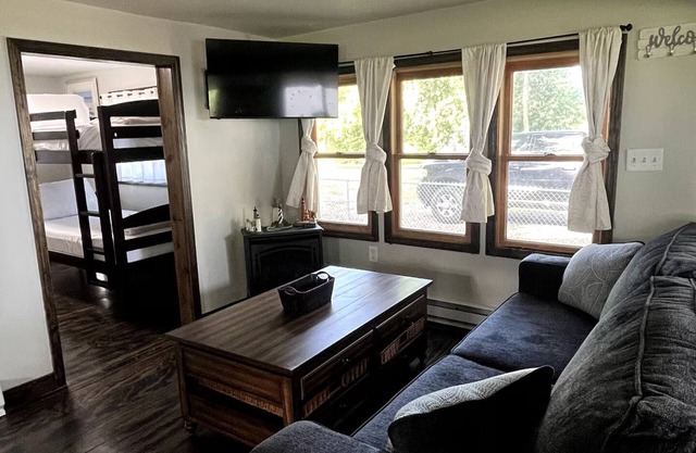 Quaint Bay Cottage Retreat W/Sunsets & Hot Tub