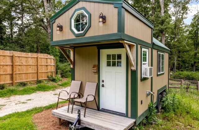 Quaint bed & breakfast with AC in charming Toronto