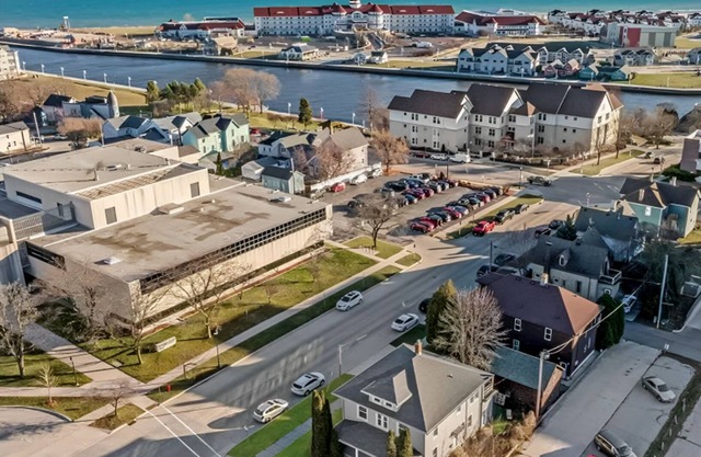 Quaint Blast from the Past - Walk to Lake Michigan, Riverwalk and 8th St Shops!