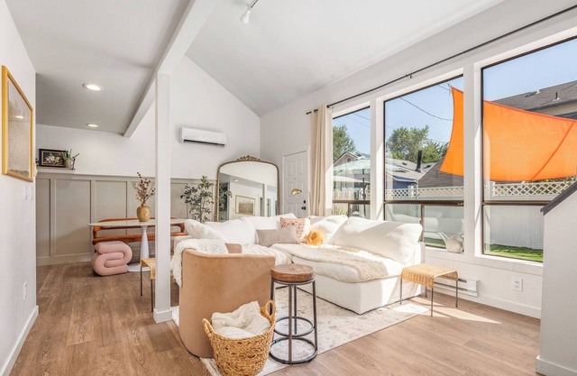 Quaint Boise Bench Home: Modern with a private yard. Great Location