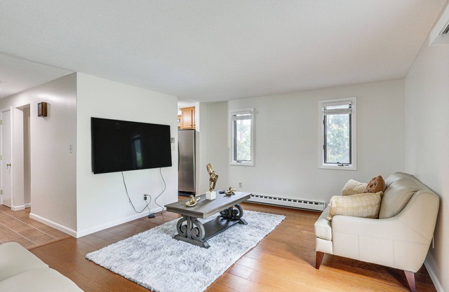 Quaint Bristol Townhome ~ 14 Mi to West Hartford!