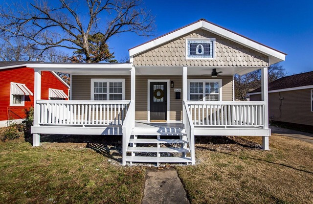 Quaint bungalow minutes from shopping, dining and downtown!