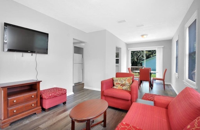 ~Quaint Bungalow Sleeps 6 Near Stadium~