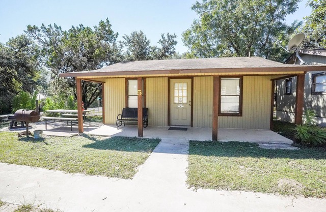 Quaint cabin located near the Frio River