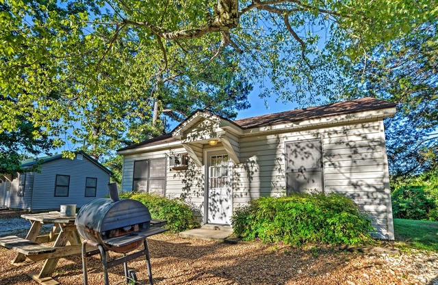 NEW! Quaint Cabin on Kentucky Lake w/ Resort Perks