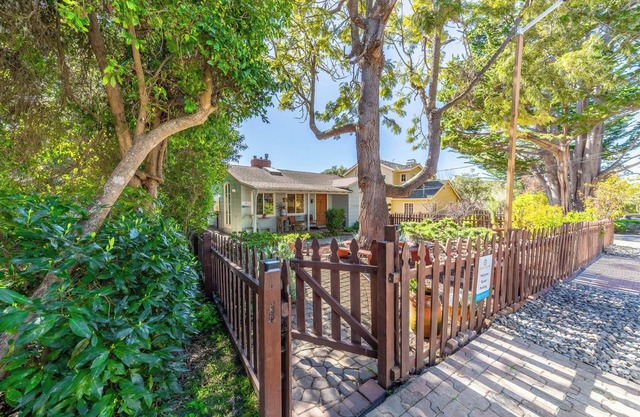Quaint Carmel - Bungalow Close to Beach