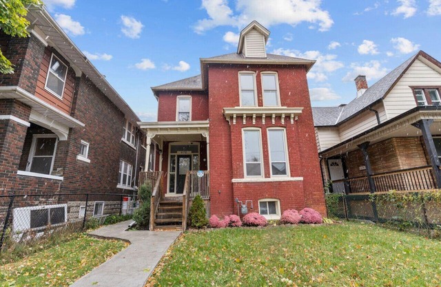 Quaint Clean 2BR DT Windsor Laundry and parking Inc
