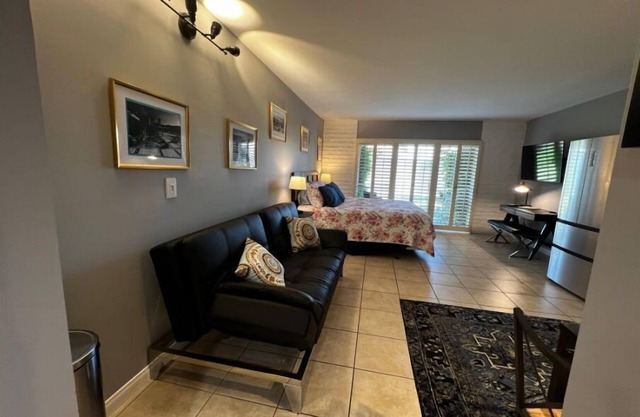 Quaint condo. Walking distance to El Paseo stores & restaurants