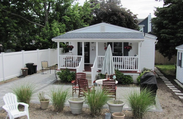 Quaint cottage 5- blocks to the beach.