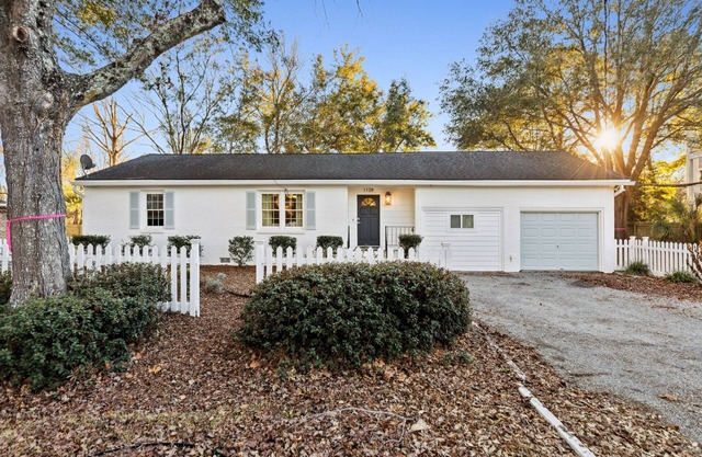 Quaint Cottage-Great Location with Hot Tub!!