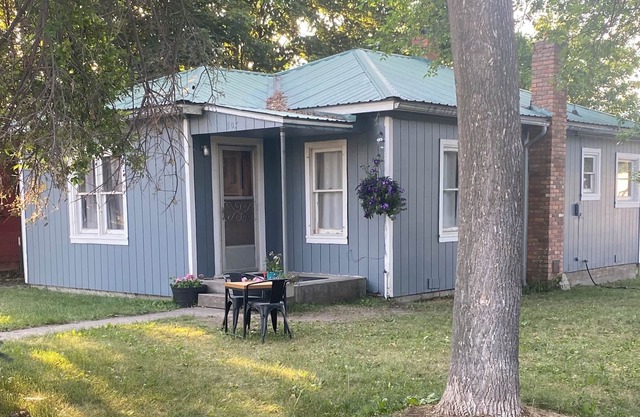 Quaint cottage in town