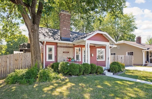 Quaint Cottage in SoBro - Parking