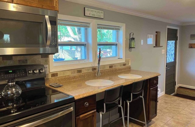 Quaint Cottage - Kansas City Area