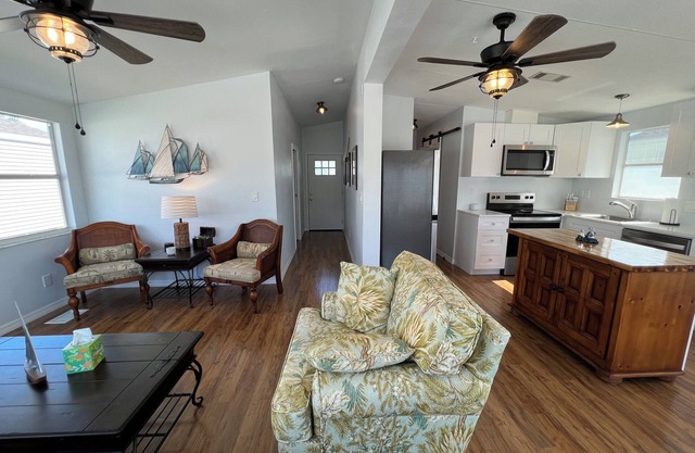 Quaint Cottage! Peaceful 2 Bedroom, 1 Bath home with AC in Fort Myers