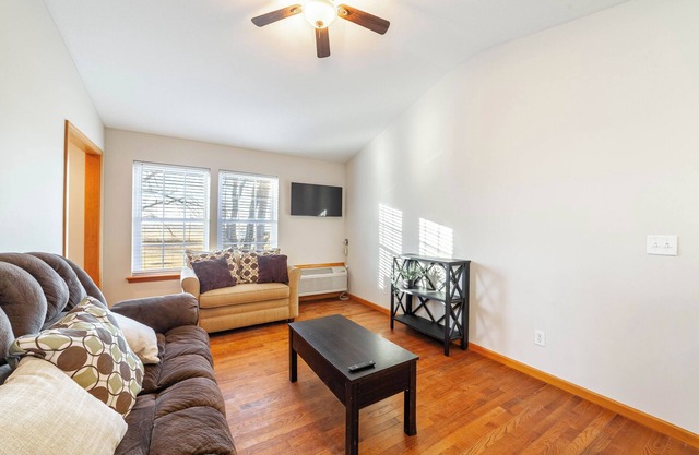 Quaint cottage w/direct access to Katy Trial!