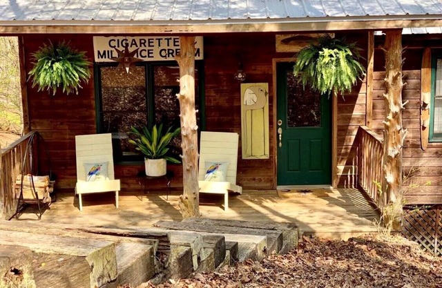 Quaint, Cozy, and Quiet Cabin on Lake Hartwell