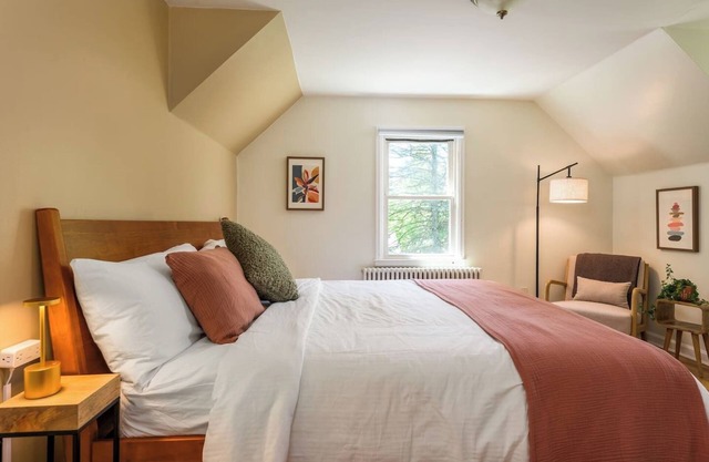 Quaint & Cozy Cottage | Close To Town Pet Friendly