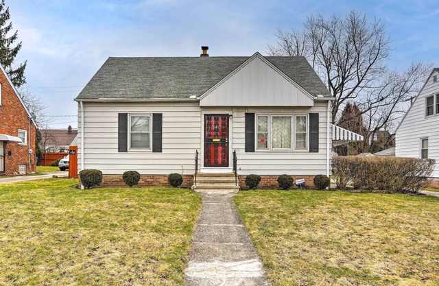 Quaint + Cozy Home < 15 Mi to Dtwn Cleveland!