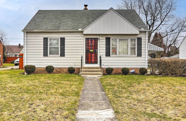 NEW! Quaint + Cozy Home < 15 Mi to Dtwn Cleveland!