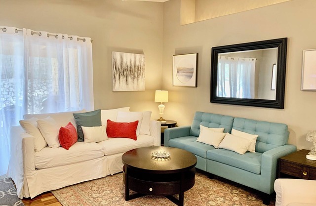 Quaint cozy home with vintage lamps, artwork, and premium beds near hiking!
